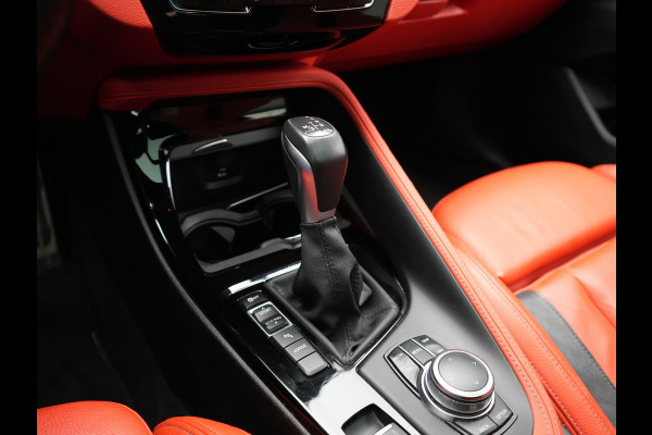 BMW X2 xDrive25e M Sport X PHEV 220pk Dealer O.H. | Trekhaak Afn. | Panodak | Adaptive Cruise | Head Up | Camera | Harman / Kardon | Lederen Competition Stoelen Memory & Verwarmd | Keyless | 19"L.M | Sfeerverlichting | Navigatie | DAB | Plug