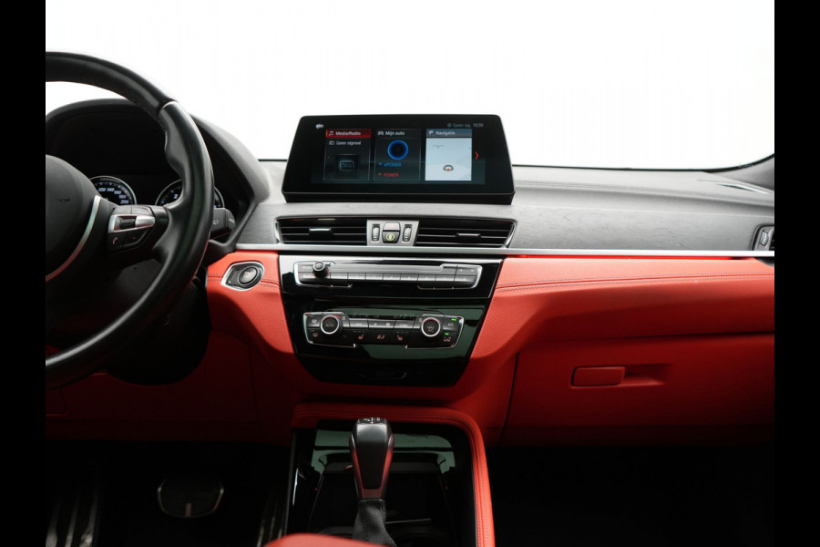 BMW X2 xDrive25e M Sport X PHEV 220pk Dealer O.H. | Trekhaak Afn. | Panodak | Adaptive Cruise | Head Up | Camera | Harman / Kardon | Lederen Competition Stoelen Memory & Verwarmd | Keyless | 19"L.M | Sfeerverlichting | Navigatie | DAB | Plug