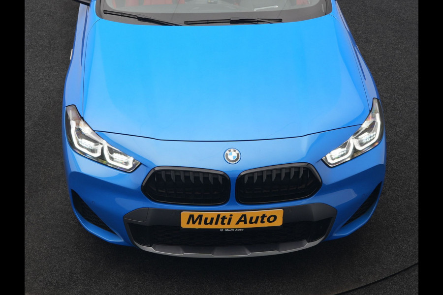 BMW X2 xDrive25e M Sport X PHEV 220pk Dealer O.H. | Trekhaak Afn. | Panodak | Adaptive Cruise | Head Up | Camera | Harman / Kardon | Lederen Competition Stoelen Memory & Verwarmd | Keyless | 19"L.M | Sfeerverlichting | Navigatie | DAB | Plug