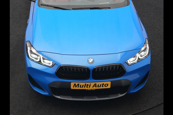 BMW X2 xDrive25e M Sport X PHEV 220pk Dealer O.H. | Trekhaak Afn. | Panodak | Adaptive Cruise | Head Up | Camera | Harman / Kardon | Lederen Competition Stoelen Memory & Verwarmd | Keyless | 19"L.M | Sfeerverlichting | Navigatie | DAB | Plug