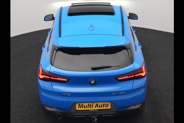 BMW X2 xDrive25e M Sport X PHEV 220pk Dealer O.H. | Trekhaak Afn. | Panodak | Adaptive Cruise | Head Up | Camera | Harman / Kardon | Lederen Competition Stoelen Memory & Verwarmd | Keyless | 19"L.M | Sfeerverlichting | Navigatie | DAB | Plug