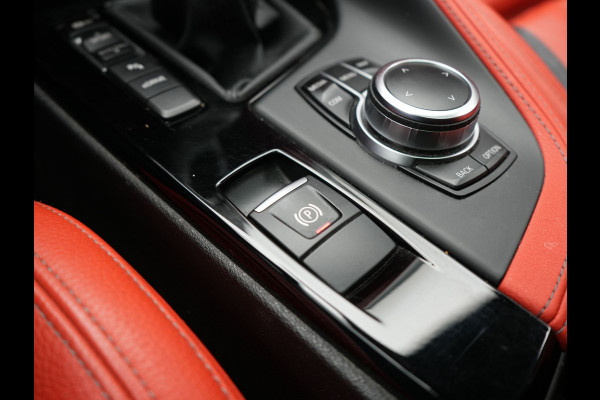 BMW X2 xDrive25e M Sport X PHEV 220pk Dealer O.H. | Trekhaak Afn. | Panodak | Adaptive Cruise | Head Up | Camera | Harman / Kardon | Lederen Competition Stoelen Memory & Verwarmd | Keyless | 19"L.M | Sfeerverlichting | Navigatie | DAB | Plug