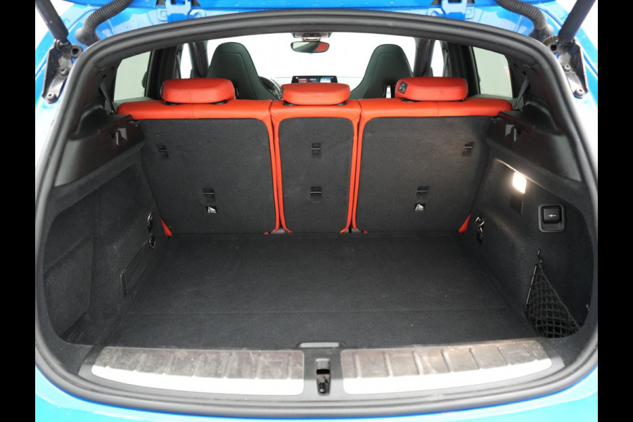 BMW X2 xDrive25e M Sport X PHEV 220pk Dealer O.H. | Trekhaak Afn. | Panodak | Adaptive Cruise | Head Up | Camera | Harman / Kardon | Lederen Competition Stoelen Memory & Verwarmd | Keyless | 19"L.M | Sfeerverlichting | Navigatie | DAB | Plug