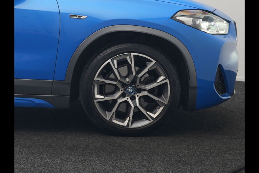 BMW X2 xDrive25e M Sport X PHEV 220pk Dealer O.H. | Trekhaak Afn. | Panodak | Adaptive Cruise | Head Up | Camera | Harman / Kardon | Lederen Competition Stoelen Memory & Verwarmd | Keyless | 19"L.M | Sfeerverlichting | Navigatie | DAB | Plug