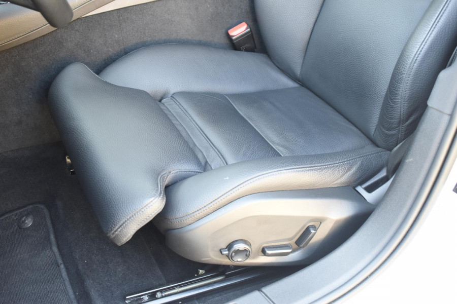 Volvo V60 T6 340PK Automaat Plug-in Hybrid AWD Inscription / Navigatie / Elektrisch verstelbare stoelen met geheugen / Leren bekleding / Elektrische achterklep / Cruise control / Parkeersensoren