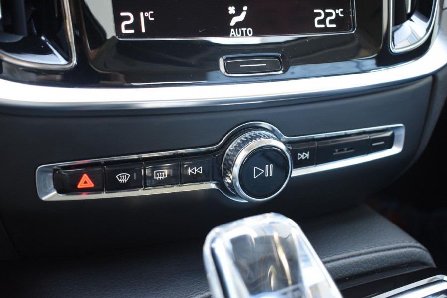 Volvo V60 T6 340PK Automaat Plug-in Hybrid AWD Inscription / Navigatie / Elektrisch verstelbare stoelen met geheugen / Leren bekleding / Elektrische achterklep / Cruise control / Parkeersensoren