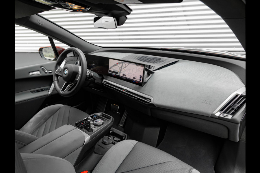BMW iX xDrive60 112kWh - M-Sport - Trekhaak - ACC- Harman Kardon