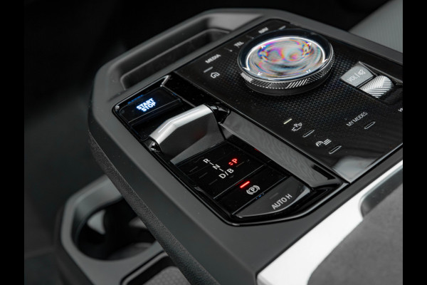 BMW iX xDrive60 112kWh - M-Sport - Trekhaak - ACC- Harman Kardon