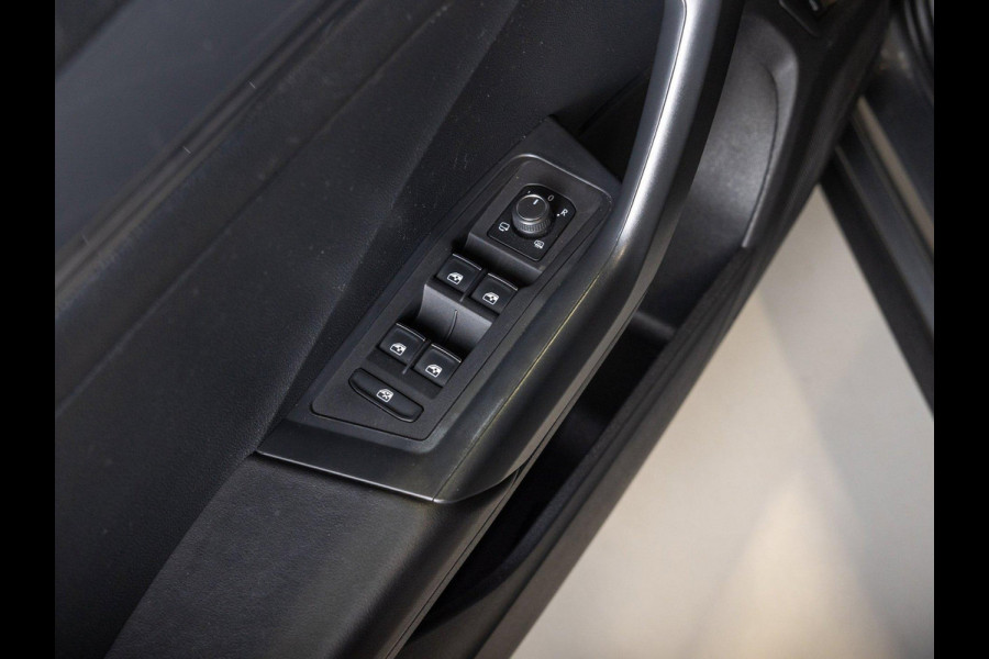 Volkswagen T-Roc 1.5 TSI Style / 150pk / Panorama dak / Lederen bekleding / Achteruitrijcamera / Stoelverwarming / Cruise