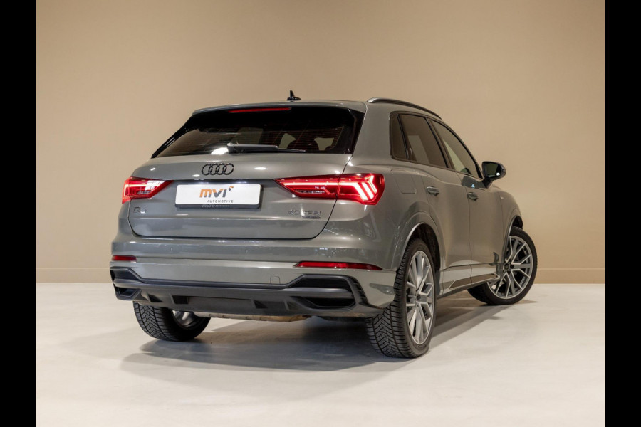 Audi Q3 40 TFSI quattro S Line edition one / 190pk / Trekhaak / Panorama dak  /  Stoelverwarming /