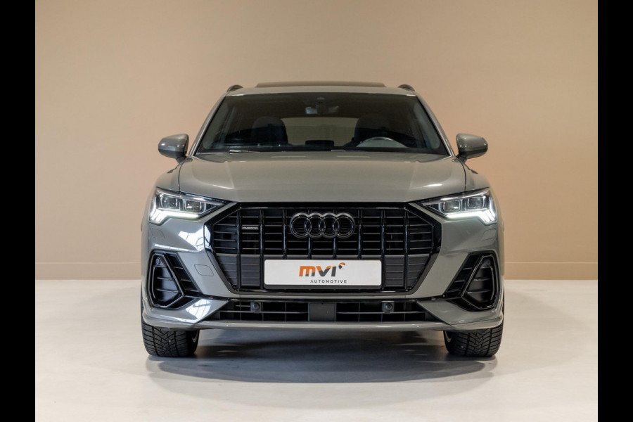 Audi Q3 40 TFSI quattro S Line edition one / 190pk / Trekhaak / Panorama dak  /  Stoelverwarming /
