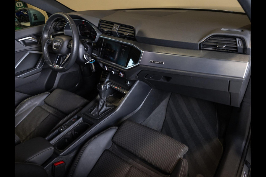 Audi Q3 40 TFSI quattro S Line edition one / 190pk / Trekhaak / Panorama dak  /  Stoelverwarming /