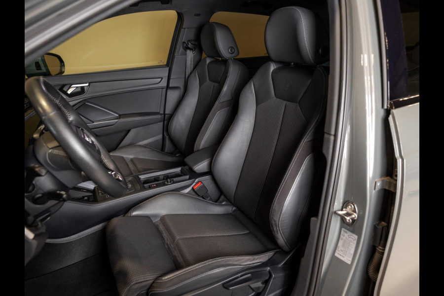 Audi Q3 40 TFSI quattro S Line edition one / 190pk / Trekhaak / Panorama dak  /  Stoelverwarming /