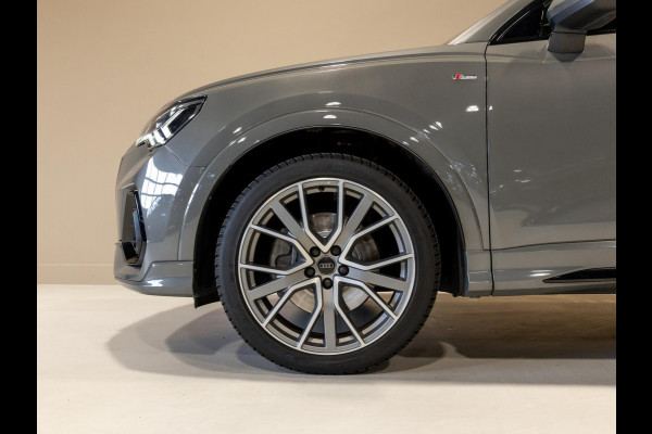 Audi Q3 40 TFSI quattro S Line edition one / 190pk / Trekhaak / Panorama dak  /  Stoelverwarming /