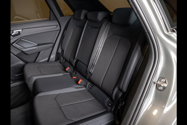 Audi Q3 40 TFSI quattro S Line edition one / 190pk / Trekhaak / Panorama dak  /  Stoelverwarming /