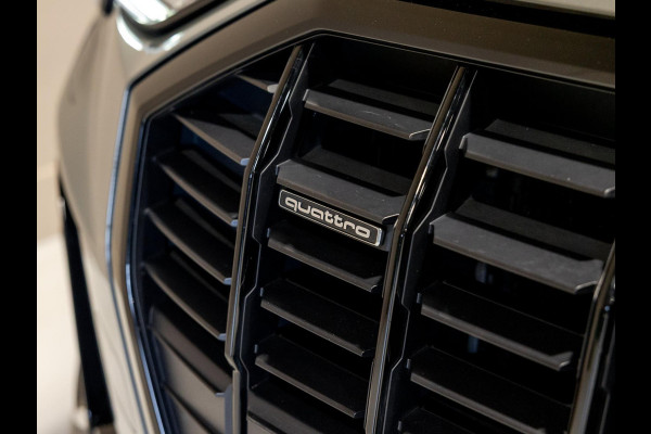 Audi Q3 40 TFSI quattro S Line edition one / 190pk / Trekhaak / Panorama dak  /  Stoelverwarming /