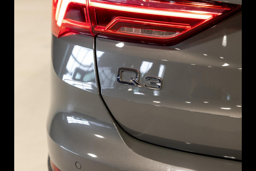 Audi Q3 40 TFSI quattro S Line edition one / 190pk / Trekhaak / Panorama dak  /  Stoelverwarming /