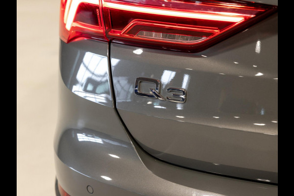 Audi Q3 40 TFSI quattro S Line edition one / 190pk / Trekhaak / Panorama dak  /  Stoelverwarming /