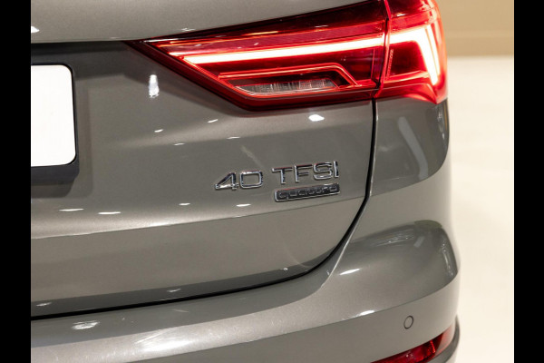 Audi Q3 40 TFSI quattro S Line edition one / 190pk / Trekhaak / Panorama dak  /  Stoelverwarming /