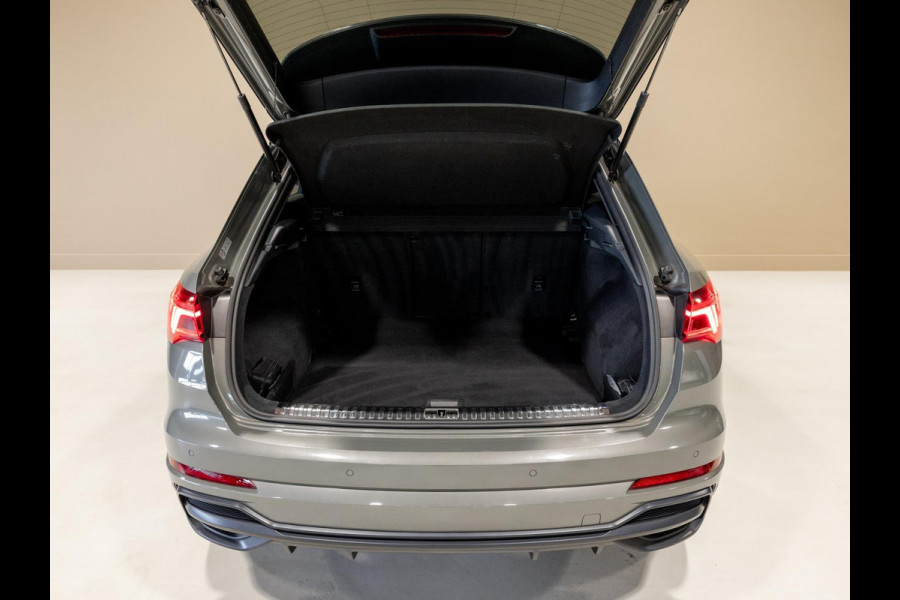 Audi Q3 40 TFSI quattro S Line edition one / 190pk / Trekhaak / Panorama dak  /  Stoelverwarming /