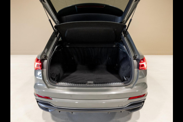 Audi Q3 40 TFSI quattro S Line edition one / 190pk / Trekhaak / Panorama dak  /  Stoelverwarming /