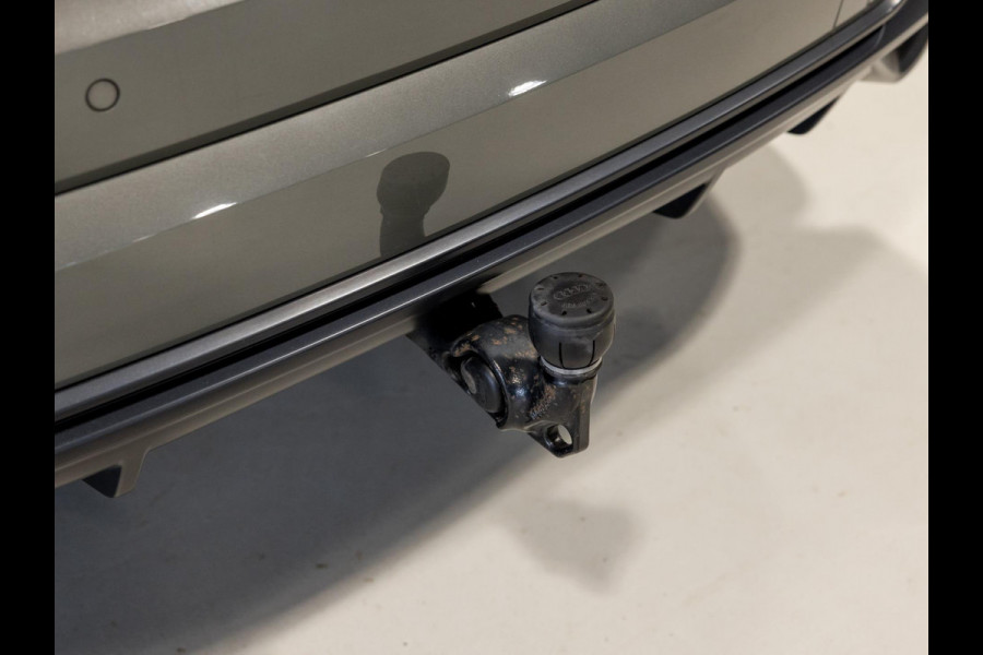 Audi Q3 40 TFSI quattro S Line edition one / 190pk / Trekhaak / Panorama dak  /  Stoelverwarming /