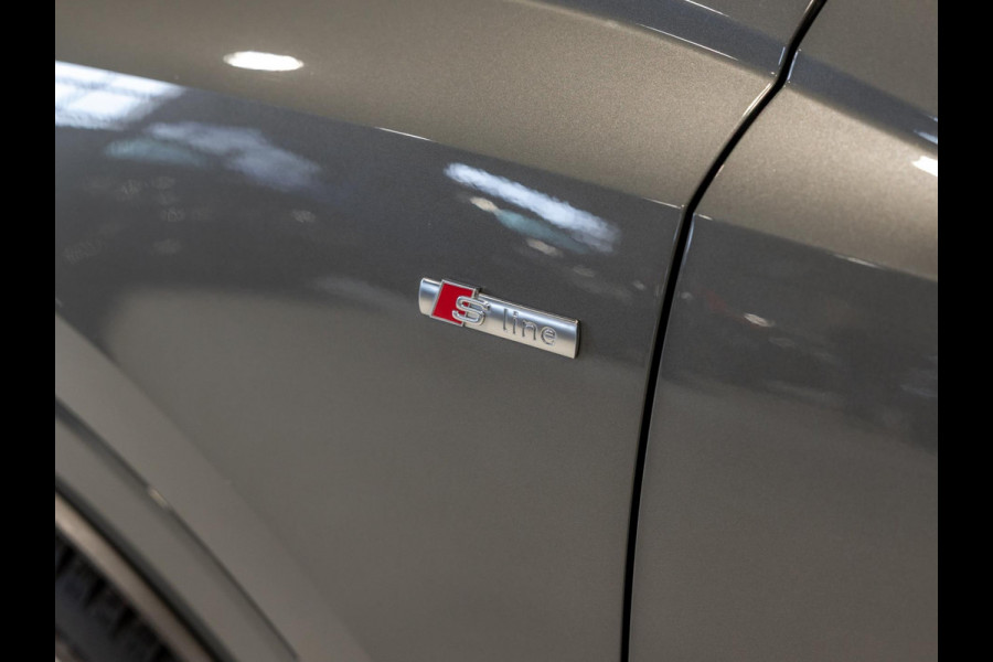 Audi Q3 40 TFSI quattro S Line edition one / 190pk / Trekhaak / Panorama dak  /  Stoelverwarming /