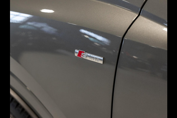 Audi Q3 40 TFSI quattro S Line edition one / 190pk / Trekhaak / Panorama dak  /  Stoelverwarming /