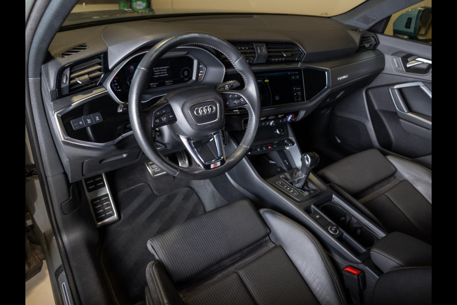 Audi Q3 40 TFSI quattro S Line edition one / 190pk / Trekhaak / Panorama dak  /  Stoelverwarming /