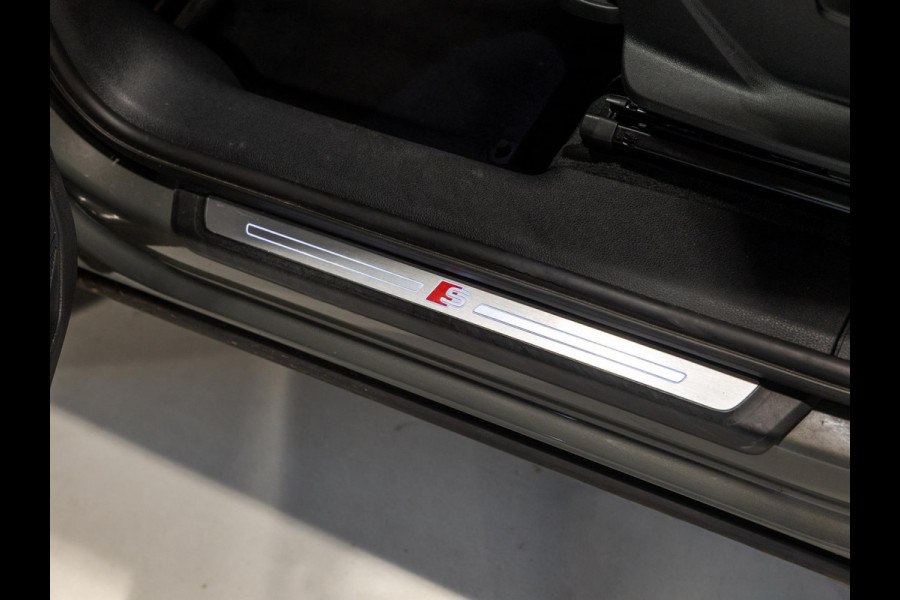 Audi Q3 40 TFSI quattro S Line edition one / 190pk / Trekhaak / Panorama dak  /  Stoelverwarming /