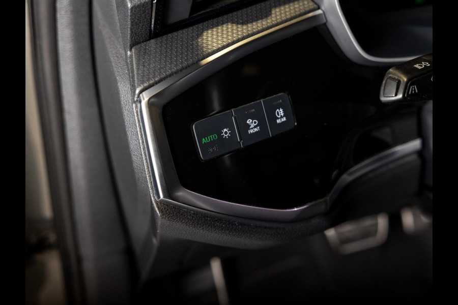 Audi Q3 40 TFSI quattro S Line edition one / 190pk / Trekhaak / Panorama dak  /  Stoelverwarming /