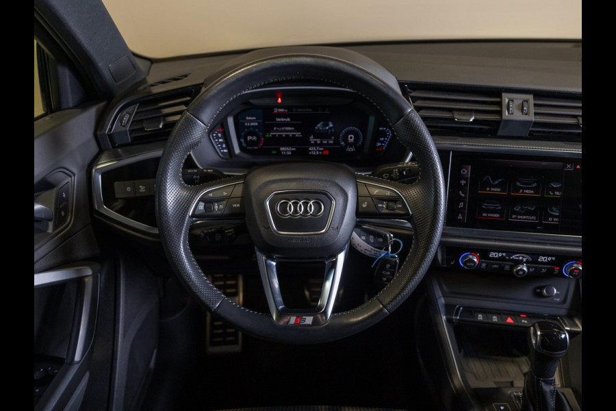 Audi Q3 40 TFSI quattro S Line edition one / 190pk / Trekhaak / Panorama dak  /  Stoelverwarming /