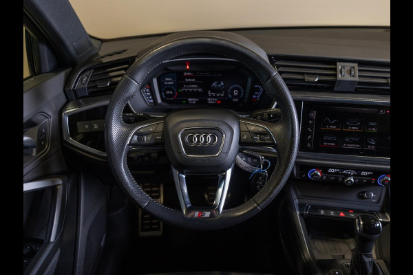 Audi Q3 40 TFSI quattro S Line edition one / 190pk / Trekhaak / Panorama dak  /  Stoelverwarming /
