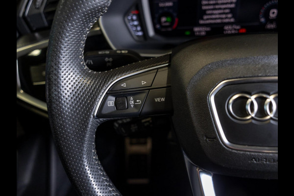 Audi Q3 40 TFSI quattro S Line edition one / 190pk / Trekhaak / Panorama dak  /  Stoelverwarming /