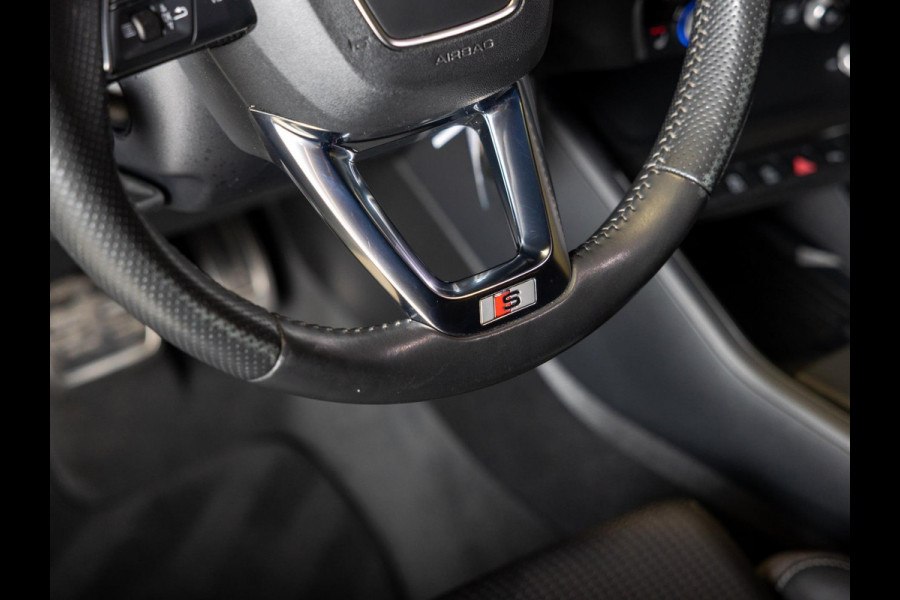 Audi Q3 40 TFSI quattro S Line edition one / 190pk / Trekhaak / Panorama dak  /  Stoelverwarming /