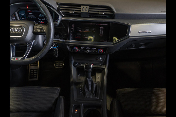 Audi Q3 40 TFSI quattro S Line edition one / 190pk / Trekhaak / Panorama dak  /  Stoelverwarming /