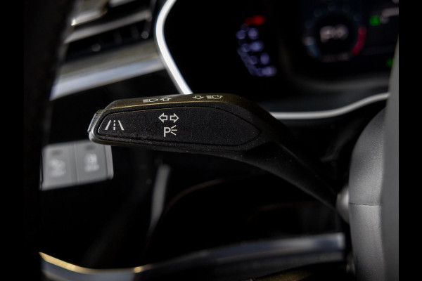 Audi Q3 40 TFSI quattro S Line edition one / 190pk / Trekhaak / Panorama dak  /  Stoelverwarming /