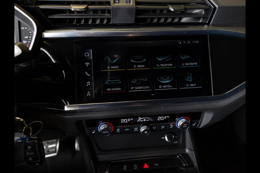 Audi Q3 40 TFSI quattro S Line edition one / 190pk / Trekhaak / Panorama dak  /  Stoelverwarming /