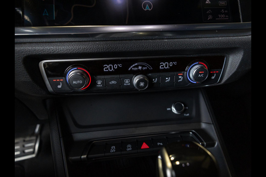 Audi Q3 40 TFSI quattro S Line edition one / 190pk / Trekhaak / Panorama dak  /  Stoelverwarming /