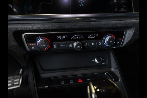 Audi Q3 40 TFSI quattro S Line edition one / 190pk / Trekhaak / Panorama dak  /  Stoelverwarming /