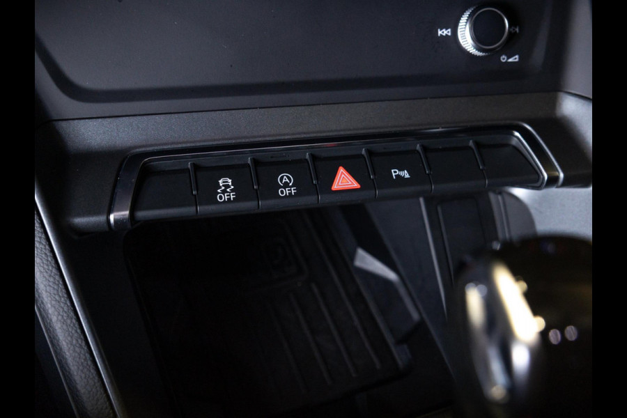 Audi Q3 40 TFSI quattro S Line edition one / 190pk / Trekhaak / Panorama dak  /  Stoelverwarming /