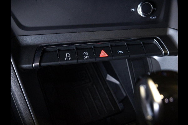 Audi Q3 40 TFSI quattro S Line edition one / 190pk / Trekhaak / Panorama dak  /  Stoelverwarming /