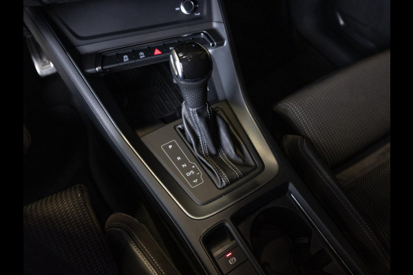 Audi Q3 40 TFSI quattro S Line edition one / 190pk / Trekhaak / Panorama dak  /  Stoelverwarming /