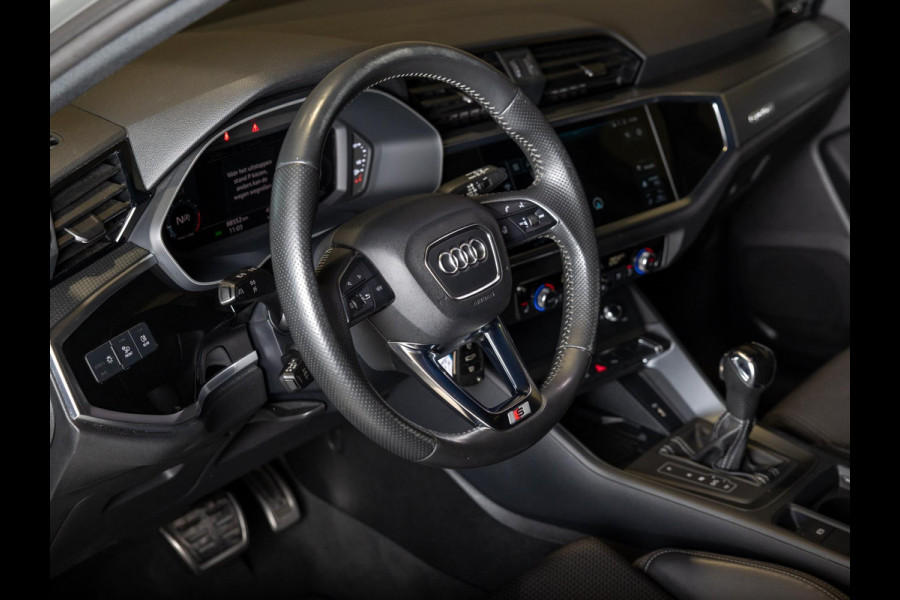 Audi Q3 40 TFSI quattro S Line edition one / 190pk / Trekhaak / Panorama dak  /  Stoelverwarming /