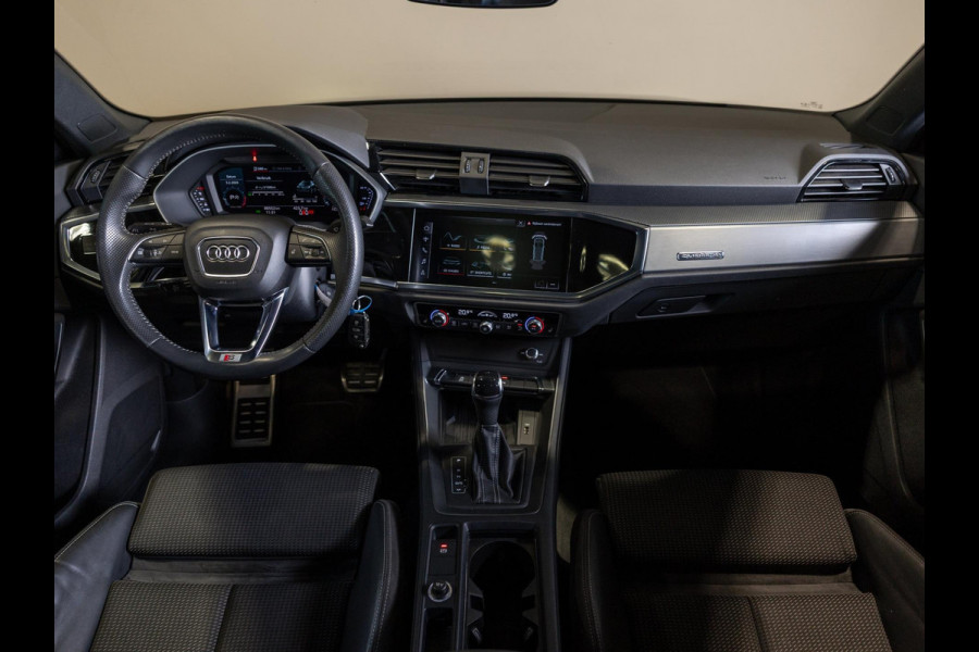 Audi Q3 40 TFSI quattro S Line edition one / 190pk / Trekhaak / Panorama dak  /  Stoelverwarming /