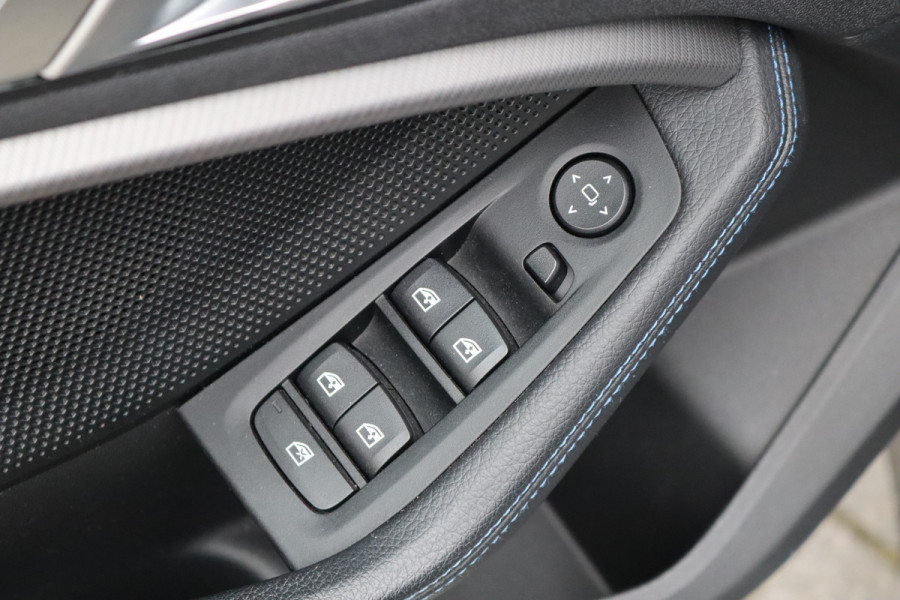 BMW 1-serie 118i 140PK Automaat Executive Edition M-Sport Sportstoelen/Parkeerhulp/Navigatie/Cruise-control