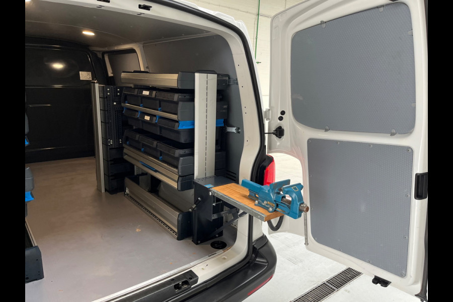 Volkswagen Transporter Automaat DSG Servicewagen 2.0 TDI 150pk L2H1 3Persoons Sortimo Inrichting, Airco, Navigatie, RIJKLAARPRIJS!