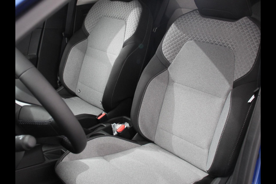 Mitsubishi Colt 1.6 HEV Automaat Intense DEMO ! Navigatie Apple Carplay Android Auto Camera Climate Control Cruise Control Lichtmetalen velgen Extra Getint Glas Digitale Cockpit