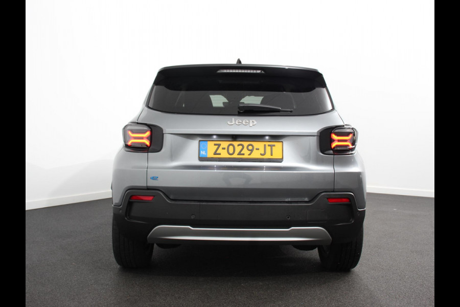 Jeep Avenger Summit 54 kWh SOH 96,5 % Camera Lichtmetalen Velgen 18" Navigatie Apple Carplay/ Android Auto Sfeerverlichting Parkeersensor achter Cruise Control Stoelverwarming Full LED Virtual Cockpit Climate Control Two tone Electrisch bedienbare achterkep