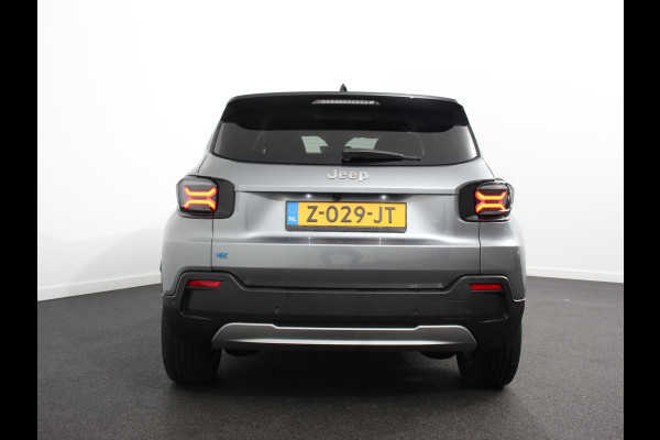 Jeep Avenger Summit 54 kWh SOH 96,5 % Camera Lichtmetalen Velgen 18" Navigatie Apple Carplay/ Android Auto Sfeerverlichting Parkeersensor achter Cruise Control Stoelverwarming Full LED Virtual Cockpit Climate Control Two tone Electrisch bedienbare achterkep